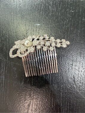Pearl & Crystal Silver Floral Hair Comb - Elegant Women's Accessory